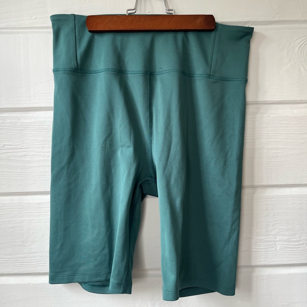 Girlfriend Collective 7” moss green bike shorts XL